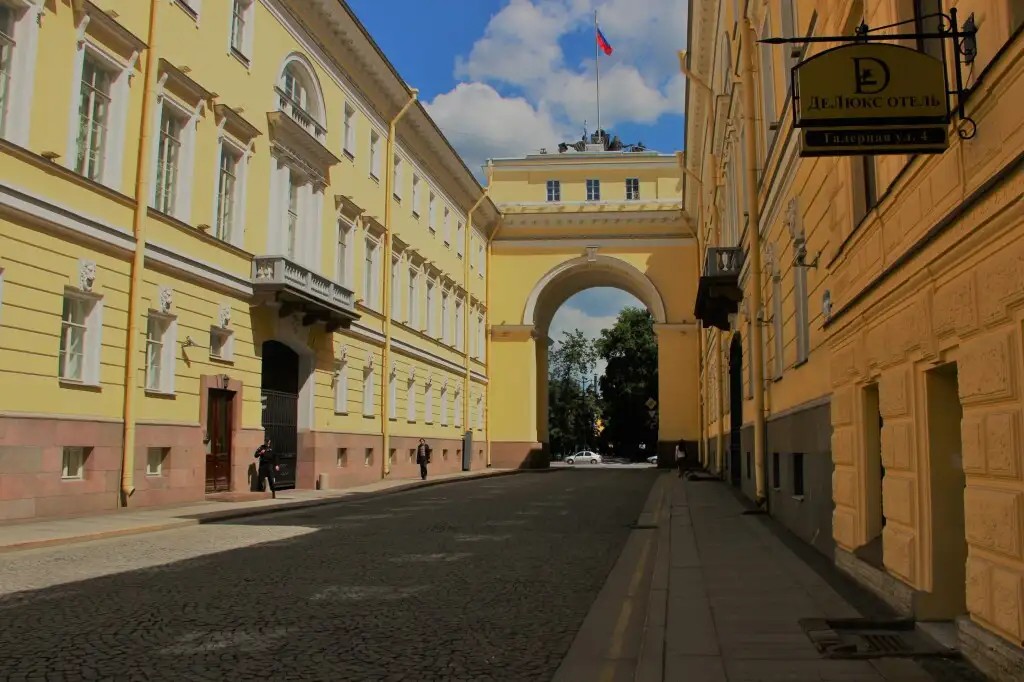 ДЕЛЮКС НА ГАЛЕРНОЙ