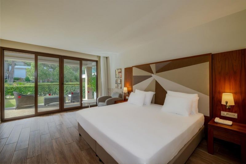 lagoon family deluxe suite swim-up sharing pool