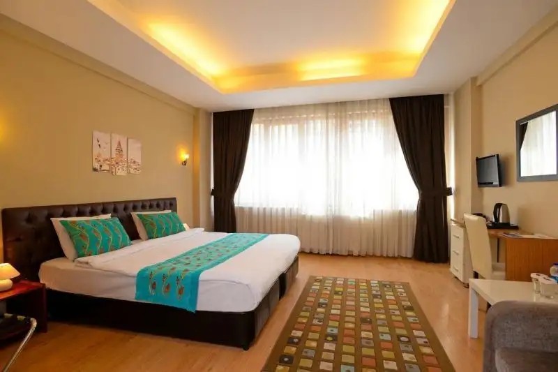 RETROPERA HOTEL