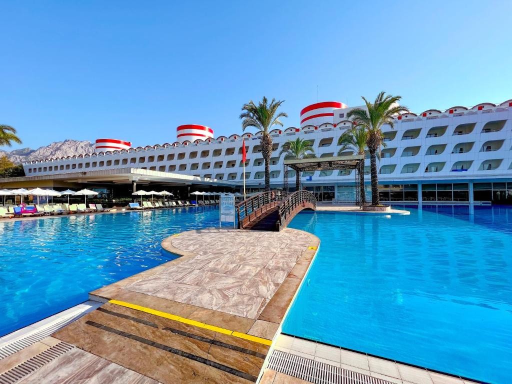TRANSATLANTIK HOTEL & SPA (EX. QUEEN ELIZABETH ELITE SUITE)