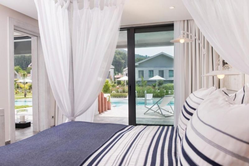 deluxe pool access