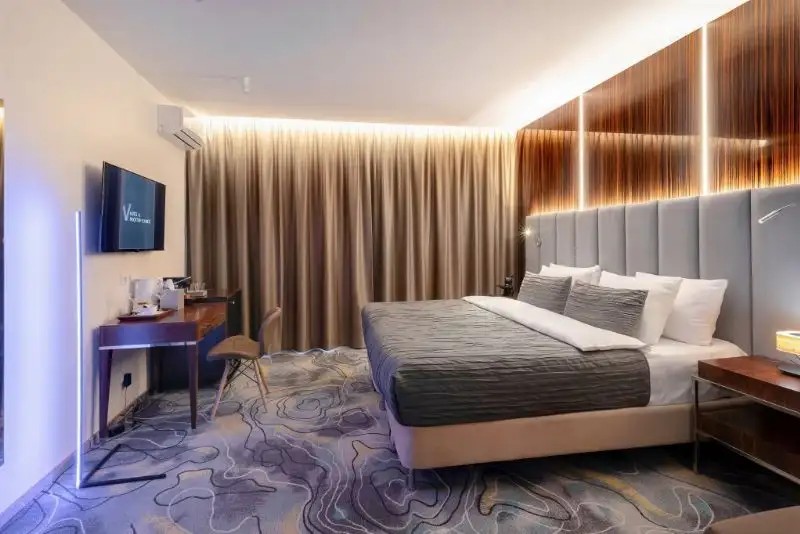 V HOTEL & ROOFTOP LOUNGE