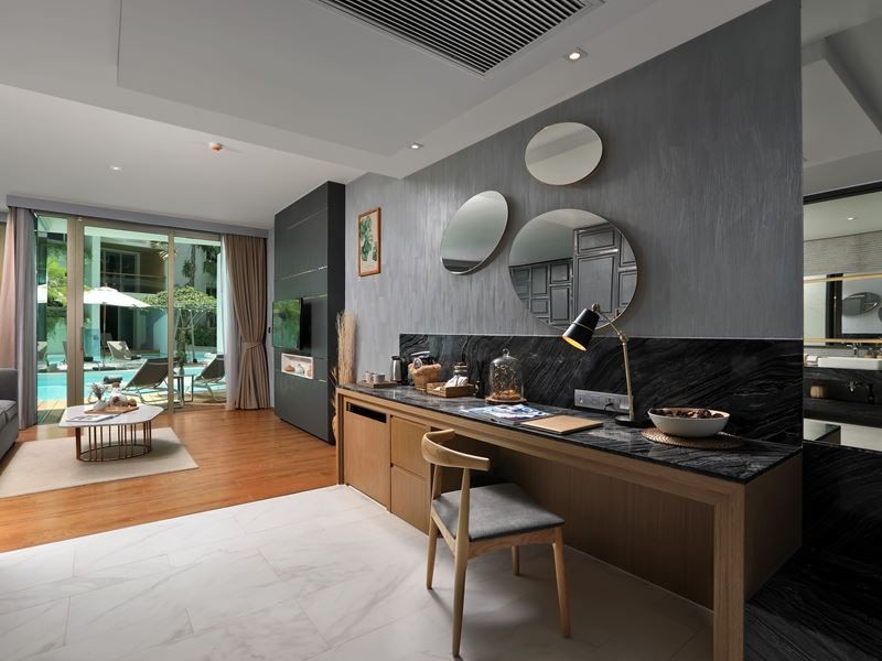 studio suite pool access