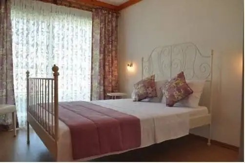 KEMERLIHAN DELUXE HOTEL