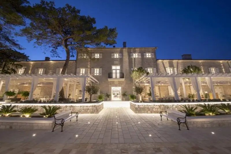 LAZURE HOTEL & MARINA