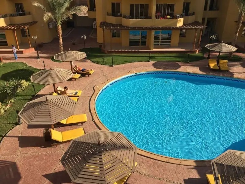 POOL VIEW APART AT BRITISH RESORT 221