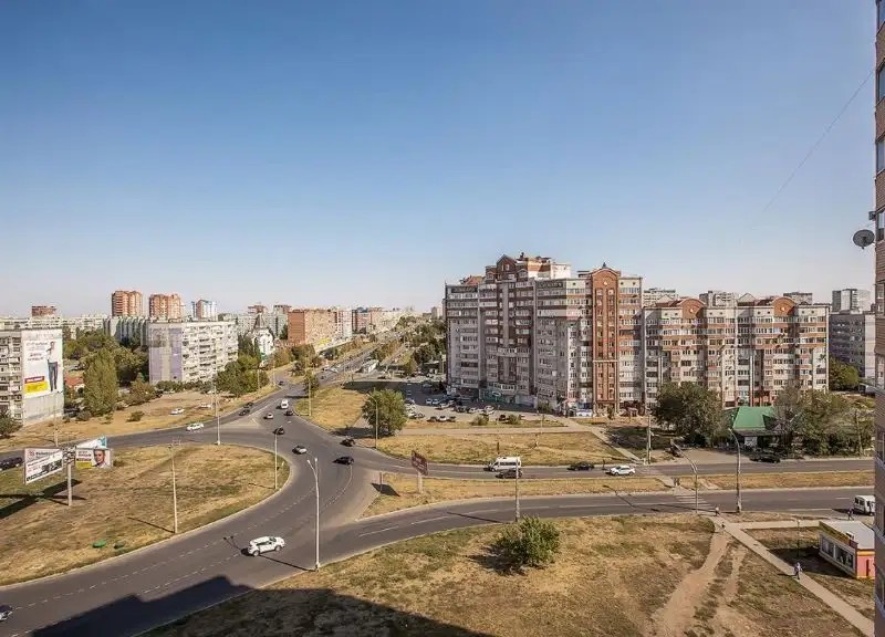 ЗОЛОТОЙ ШАР НА УЛИЦЕ 70 ЛЕТ ОКТЯБРЯ