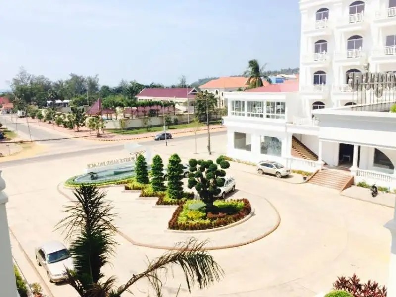 WHITE SAND PALACE