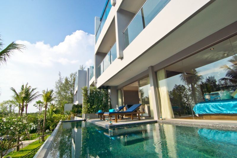 prestige pool suite
