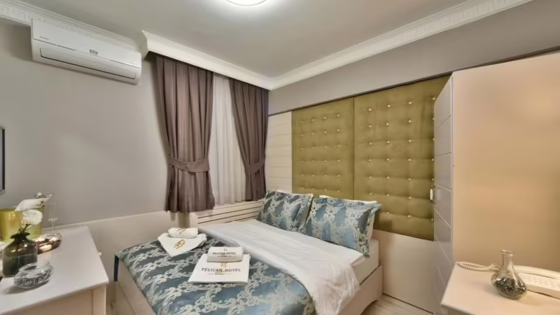 PELICAN HOUSE HOTEL