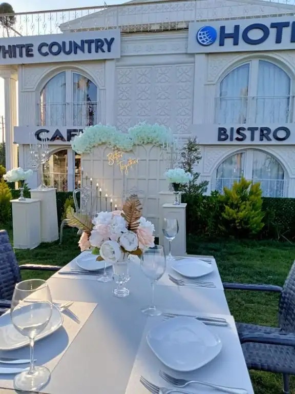 WHITE COUNTRY HOTEL