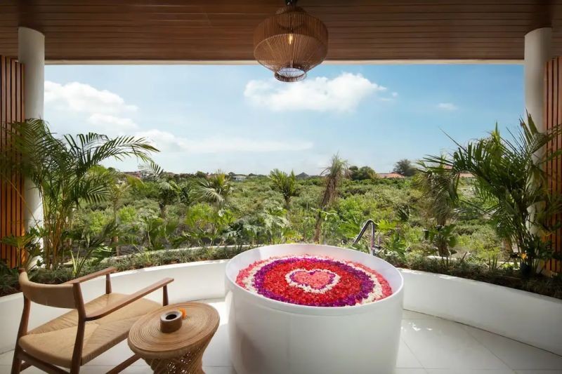 grand smart suite with bathtub