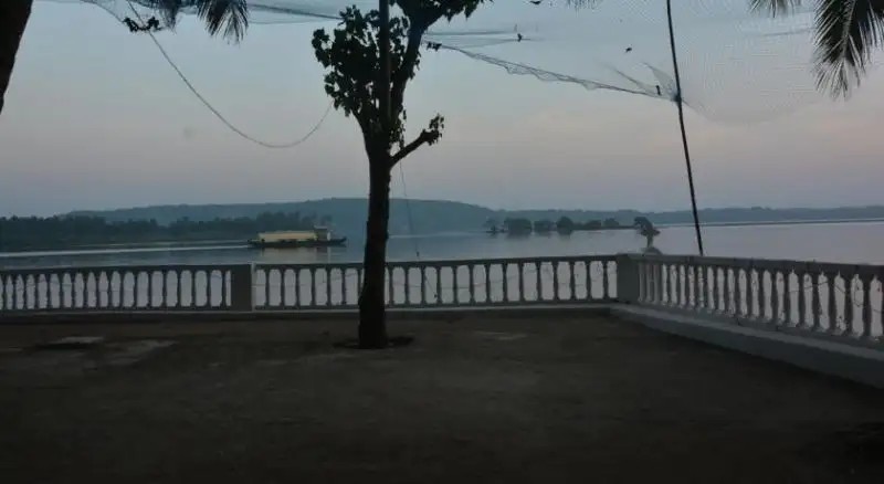PAULINE RIVER FRONT GUESTHOUSE