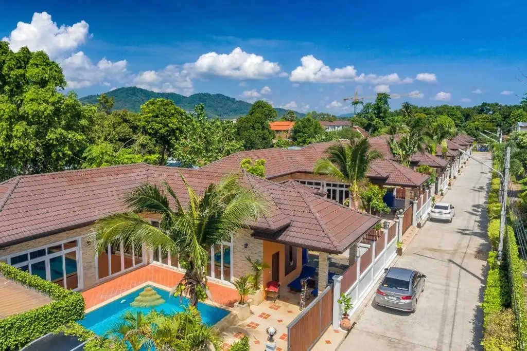 RAWAI PRIVATE VILLAS POOL AND GARDEN