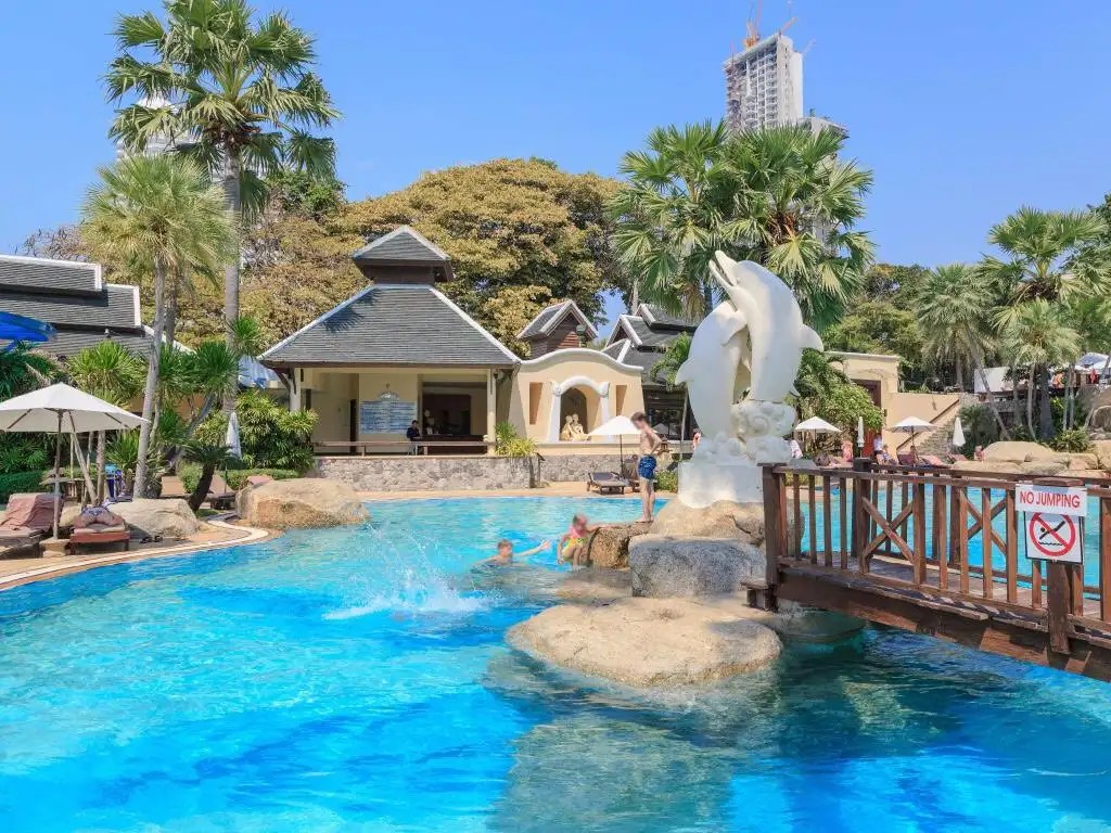 LONG BEACH GARDEN HOTEL AND PAVILION