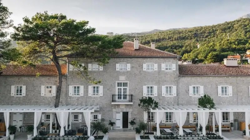 LAZURE HOTEL & MARINA