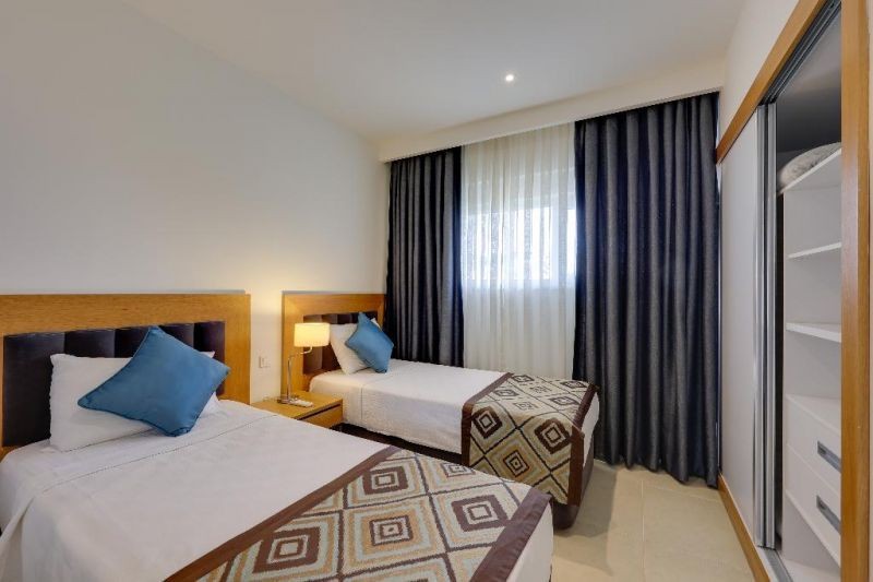 family suite land view