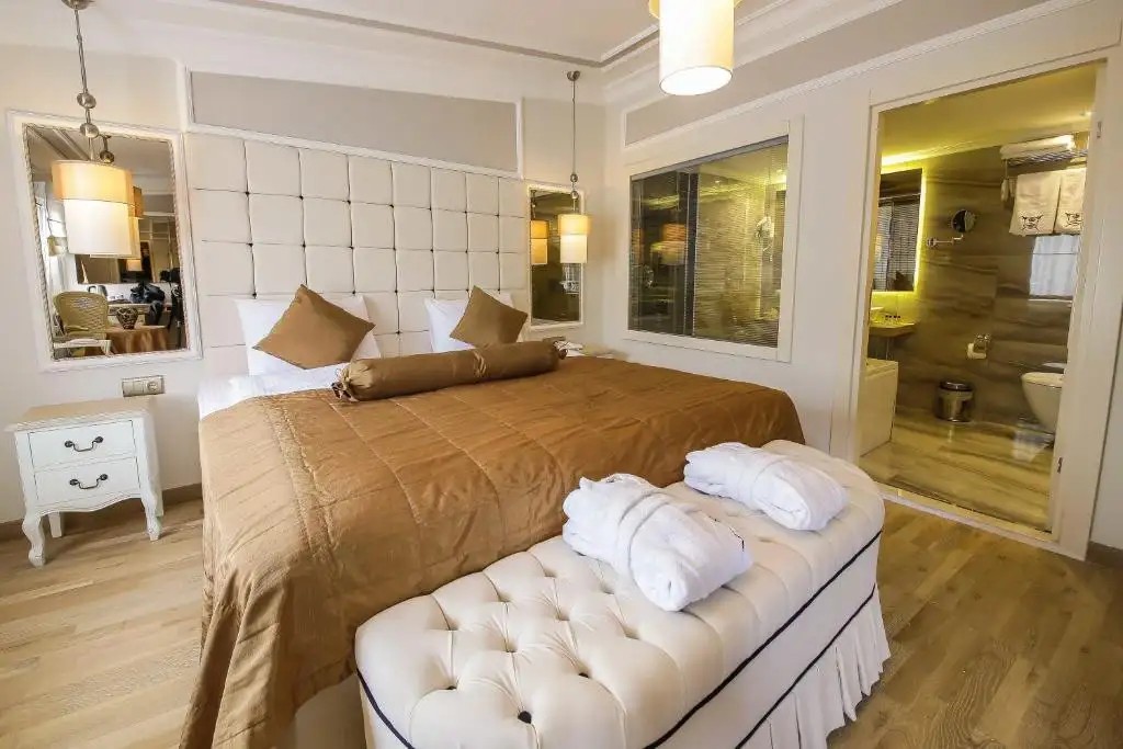 THE CONSTANTINE HOTEL