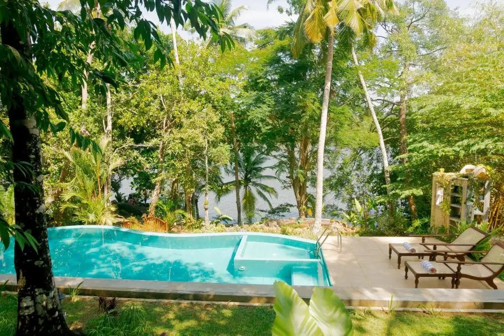 VILLA BIRDLAKE
