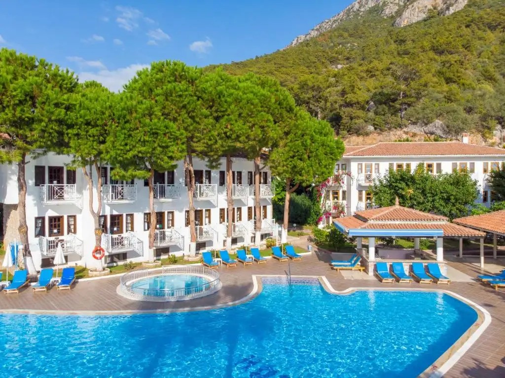 WHITE HOTEL