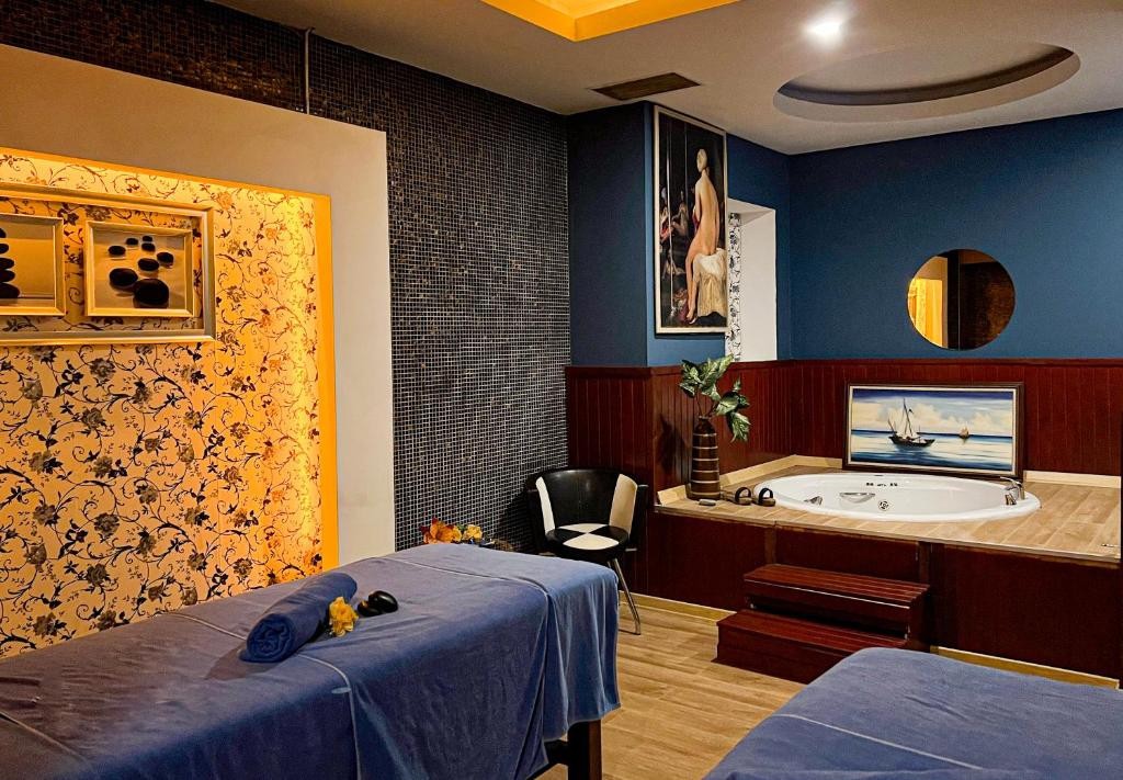 TRANSATLANTIK HOTEL & SPA (EX. QUEEN ELIZABETH ELITE SUITE)