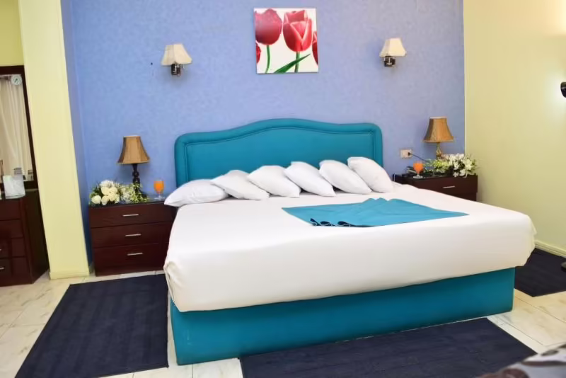 HOLIDAYS EXPRESS HOTEL