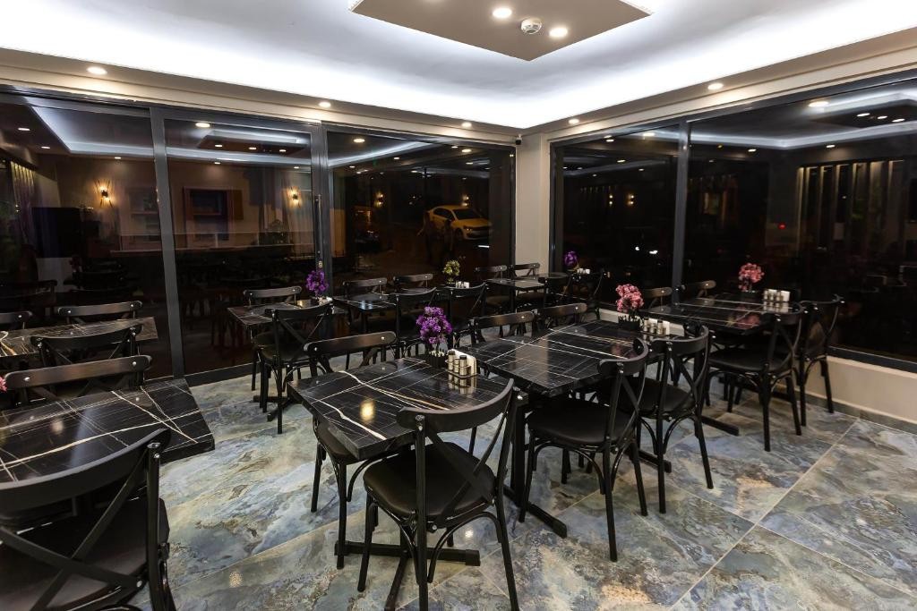 RIA SUITES HOTEL