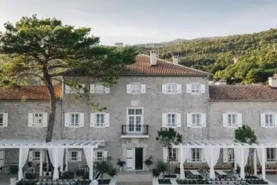 LAZURE HOTEL & MARINA