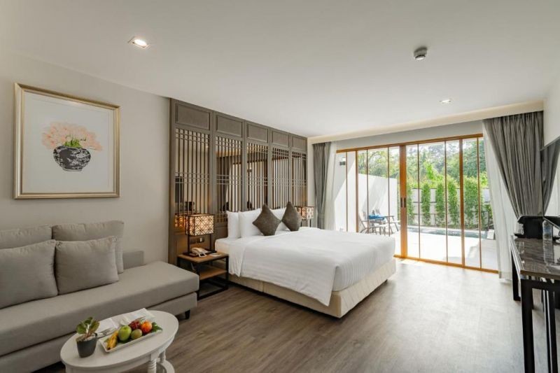 grand deluxe jacuzzi access