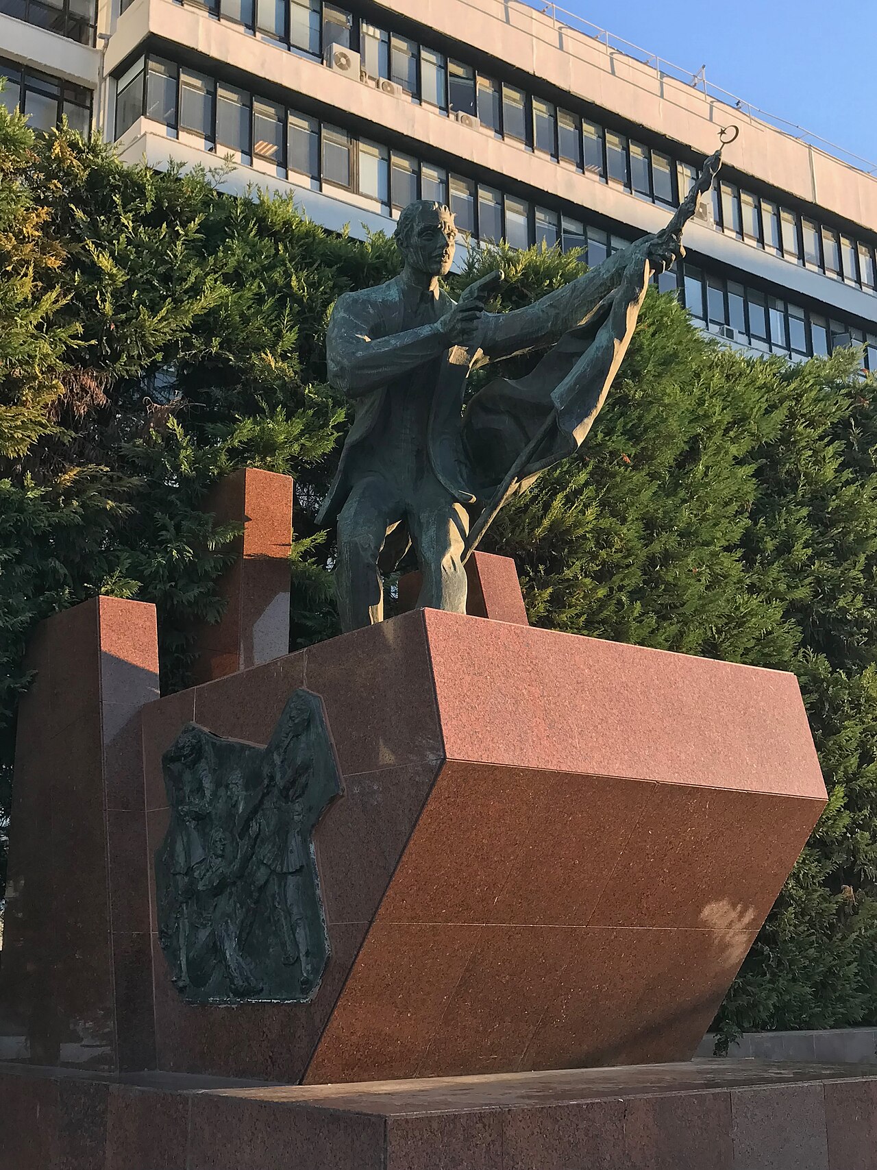 Памятник первой пуле